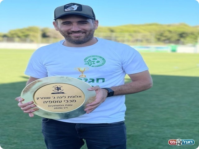 שיבל לאלא עם צלחת האליפות. צילום: ויסאם גוטאני / דוברות מכבי עוספיה